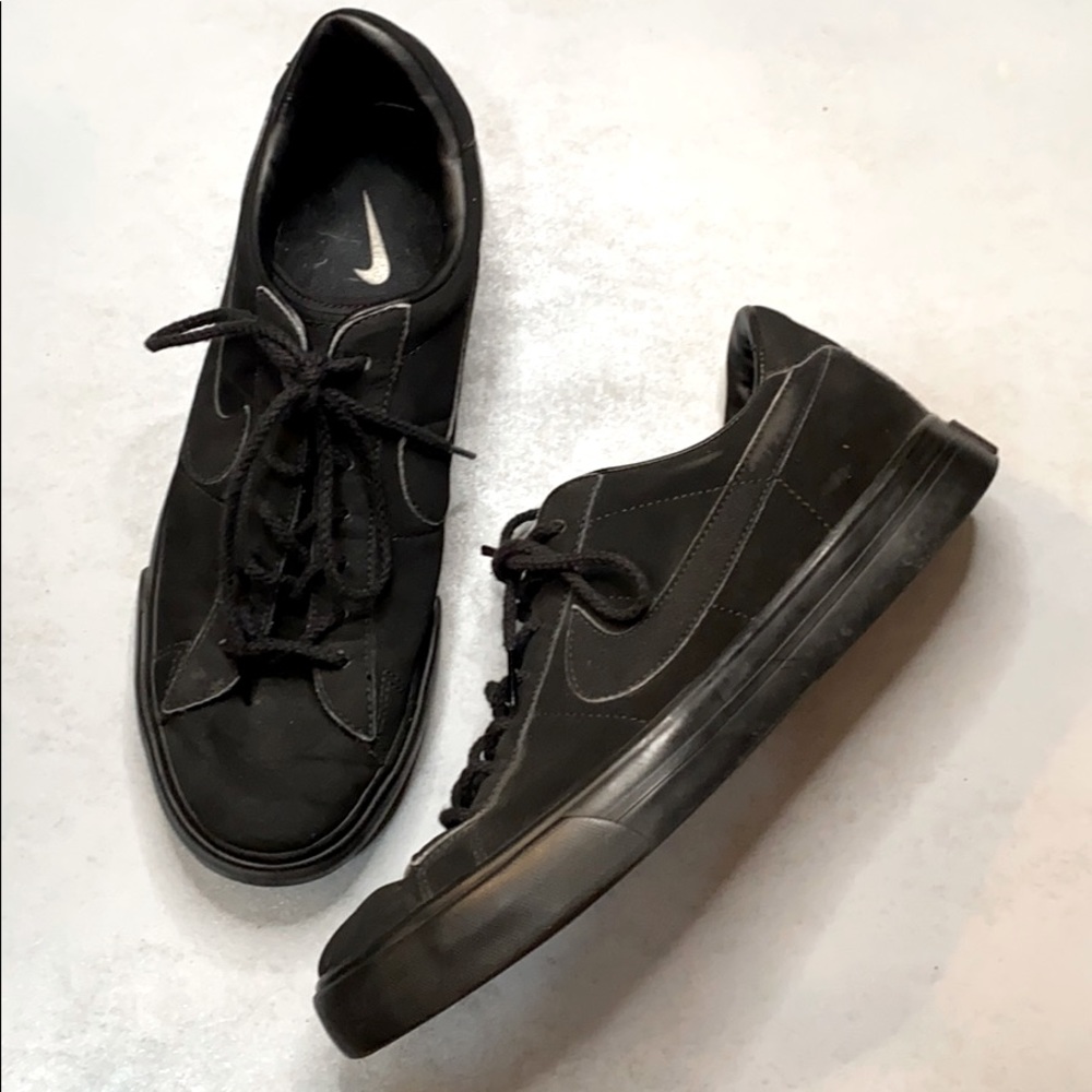 All black Nike sneakers men’s size 8